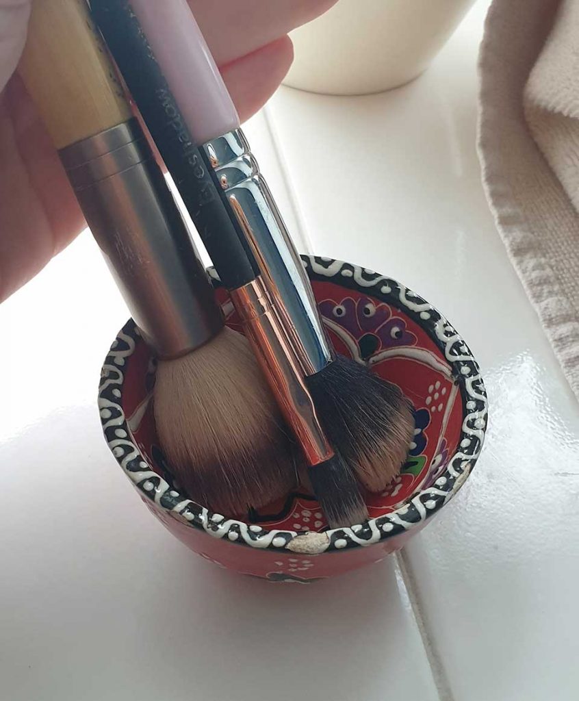 ISOCLEAN Makeup Brush Cleaner - soaking up the liquid into the brushes