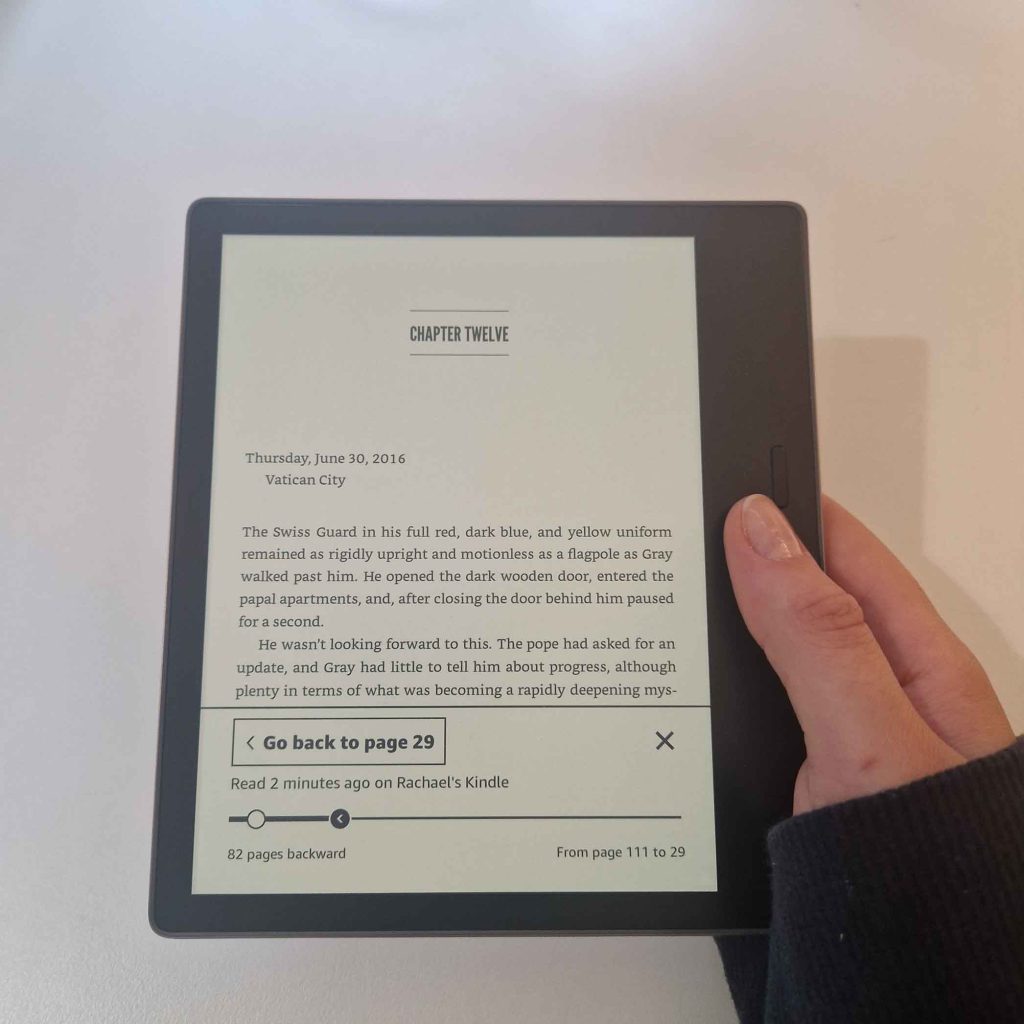 Amazon Kindle Oasis vs Paperwhite 7th Generation - review and comparison