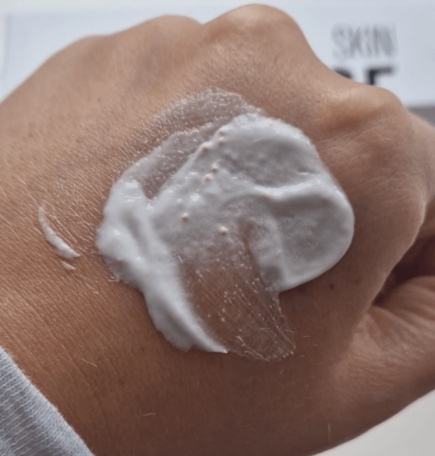 Il Makiage power polish exfoliating review - this is a close up of the product where you can see the small balls which break up when you're smoothing into your skin