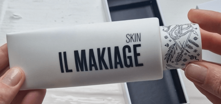 Il Makiage power polish exfoliating review - a photo of the outer bottle which has a fancy floral lid
