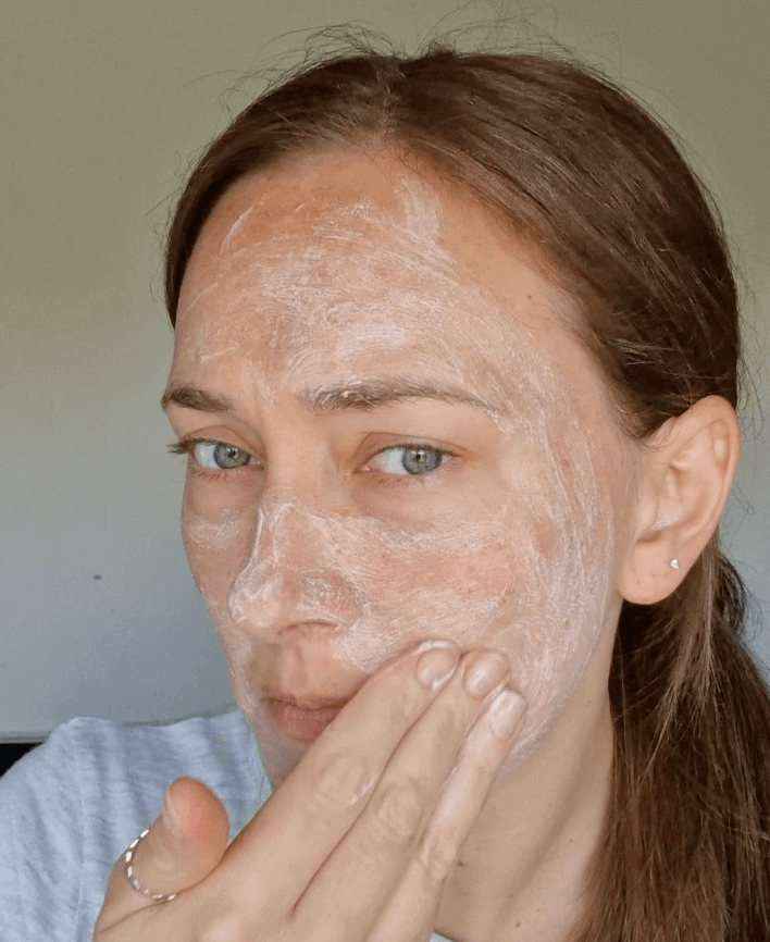 Il Makiage power polish exfoliating review - photo of me applying and smoothing it into my skin